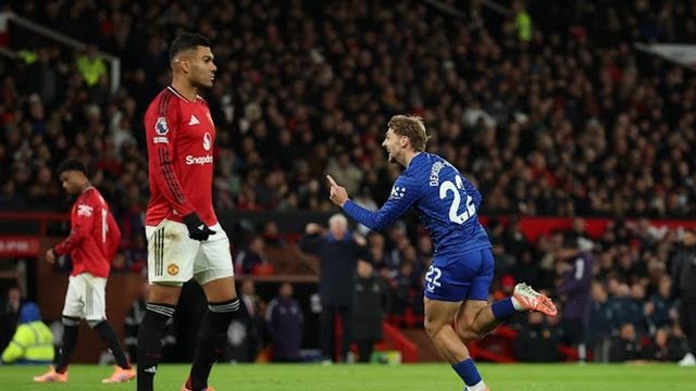 إيفرتون يهزم مانشستر يونايتد رغم طرد جي بعد صفع زميله