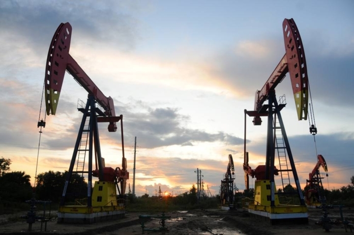 النفط يرتفع بعد أكبر خسارة سنوية منذ 2020