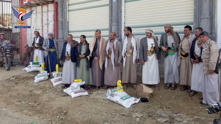 تدشين توزيع سلال غذائية للجرحى المعاقين وأسر الأسرى بمديرية الطويلة