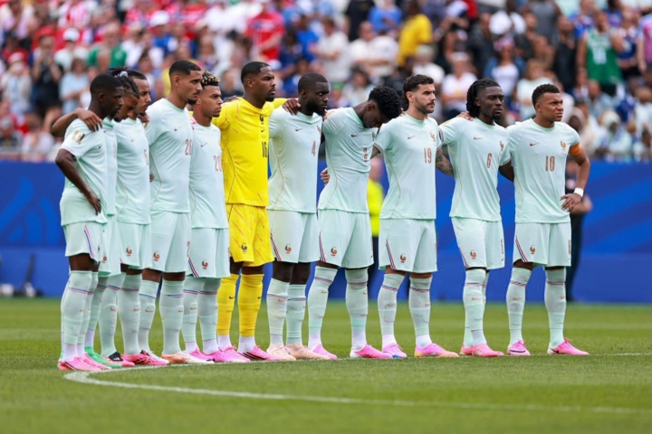 الفيفا تستجيب لطلب ماكرون بإقامة دقيقة صمت قبل مباراة فرنسا وإسبانيا