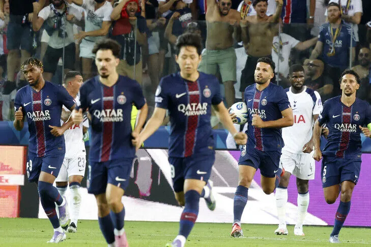 باريس سان جيرمان يوقع عقداً احترافياً مع اللاعب التونسي آدم العياري