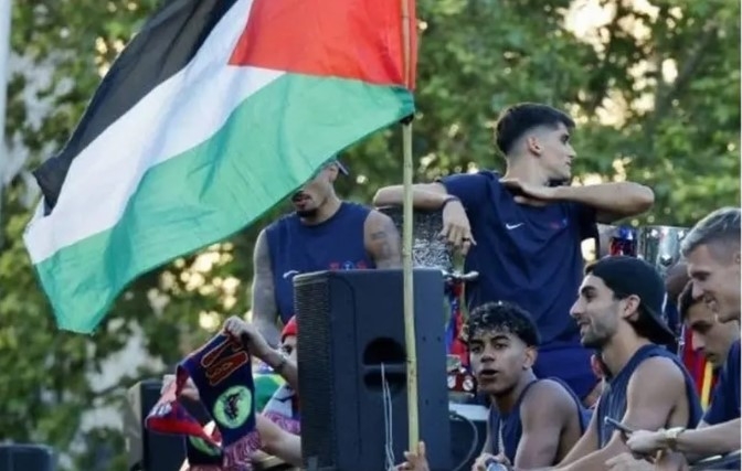لامين يامال يرفع علم فلسطين في احتفالات برشلونة بالتتويج بالدوري الإسباني