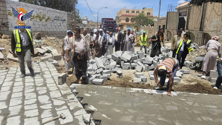 محافظ البيضاء يطلع على العمل بمشروع الرصف الحجري بالمدينة 