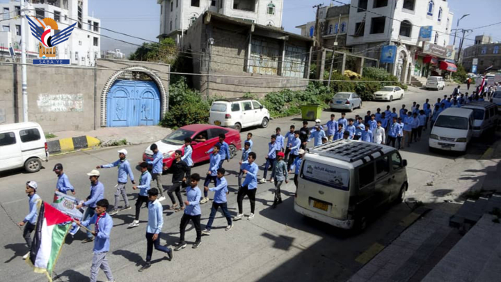عروض كشفية لطلاب المدارس الصيفية في عدد من مديريات إب