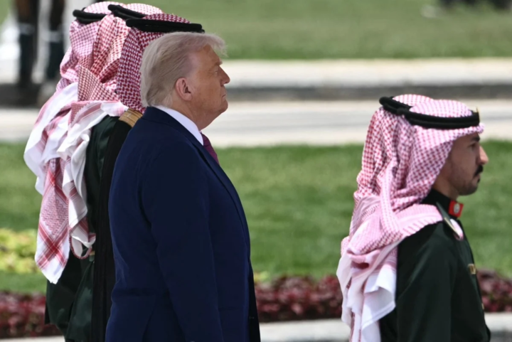 "نيويورك تايمز": ترامب يزور الشرق الأوسط مركزاً على الصفقات التجارية