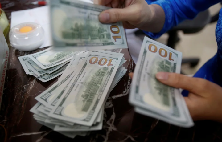 تراجع سعر الدولار أمام العملة اليابانية للجلسة الرابعة على التوالي