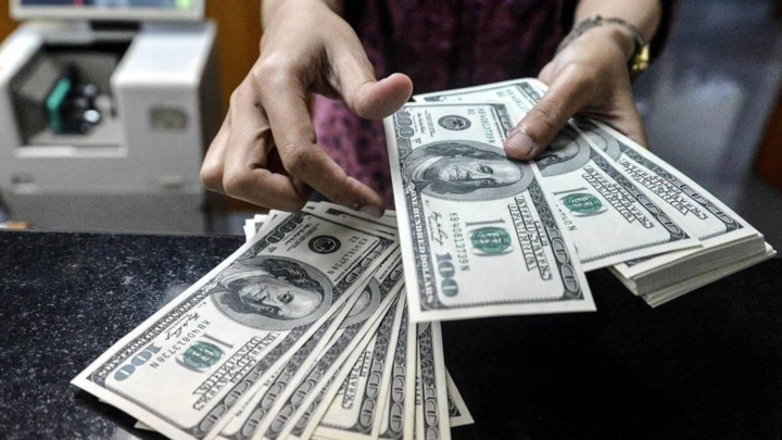 الدولار يحافظ على مكاسبه بفضل بيانات اقتصادية قوية