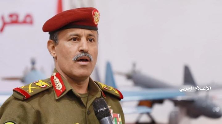 وزير الدفاع في حكومة صنعاء: قادرون على إطلاق الصواريخ والمسيرات على مدار 24 ساعة