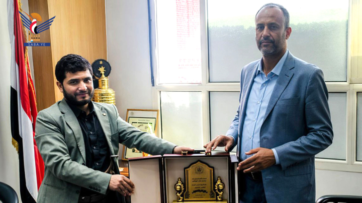 مؤسسة الغزل والنسيج تكرّم رئيس هيئة مستشفى الجمهوري بصنعاء