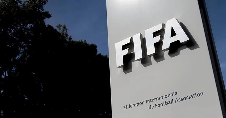 الفيفا يحرم خمسة أندية عراقية من تسجيل اللاعبين خلال الموسم المقبل