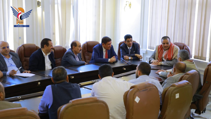 اجتماع يناقش أوضاع مصانع المياه والعصائر