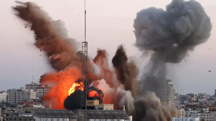 إخلاص الغمري.. نجت من الموت لتبدأ معركة طويلة مع الألم والفقد في غزة