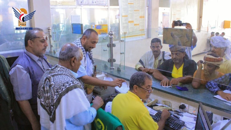 تدشين مشروع صرف المساعدات النقدية للنازحين في حيس والخوخة والمخا ومقبنة