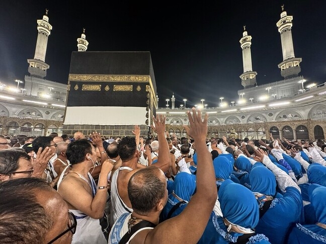 حجاج بيت الله يؤدون طواف الإفاضة حول الكعبة المشرفة
