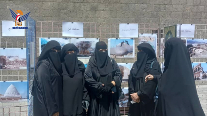 كادر نسائي من وزارة الثقافة واللجنة الوطنية للمرأة يزور معرض الصور بالمتحف الوطني