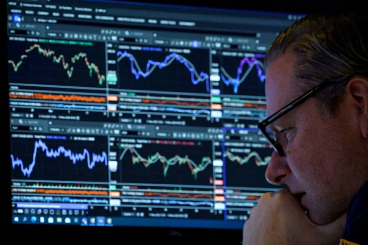وول ستريت تغلق مستقرة مع تسجيل المؤشرات الثلاثة الرئيسية خسائر أسبوعية