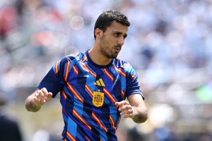 رودري يغيب عن الملاعب عقب خضوعه لعملية جراحية في الظهر