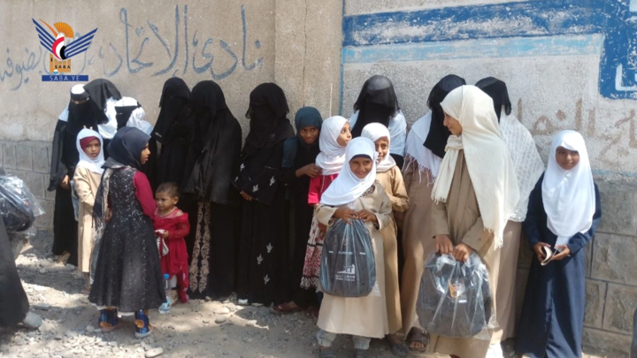 توزيع حقائب مدرسية للنازحين في مديرية الجراحي