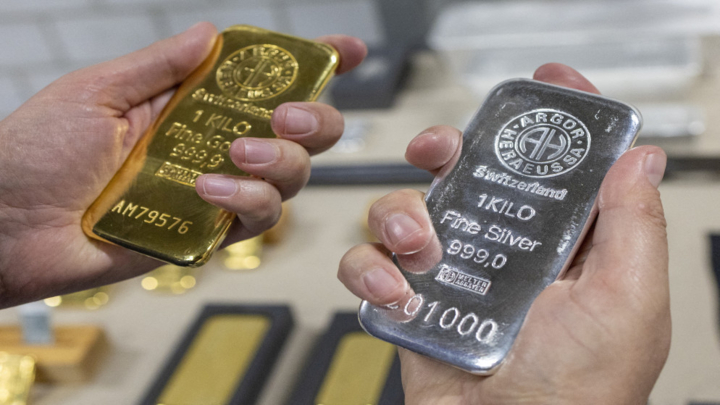 الذهب يهبط 1.5% بفعل صعود الدولار والفضة تنهض من قاع 3 أسابيع