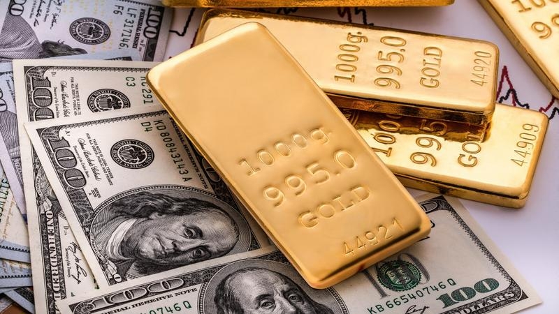 انخفاض طفيف للذهب مع ارتفاع الدولار قبيل قرار الفائدة الأمريكية