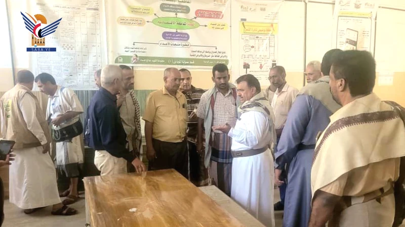 فريق تنموي من أمانة العاصمة يطّلع على عمل وإنتاجية الورش الفنية بالحديدة