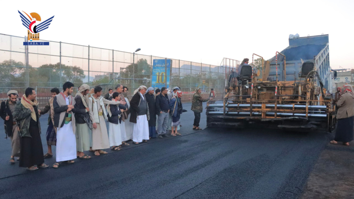 محافظ إب يتفقد سير العمل في مشروع تعشيب ملعب الكبسي