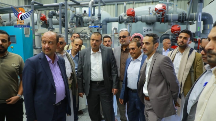 القائم بأعمال وزير الاقتصاد يزور عددا من مصانع المياه بصنعاء