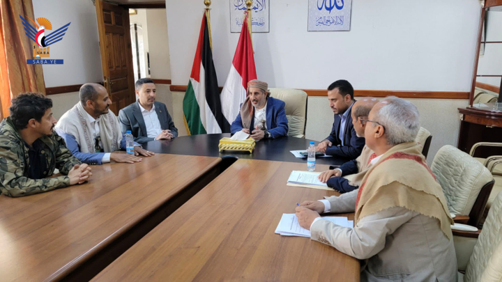 وزير النفط يناقش آليات فحص الزيوت العادمة