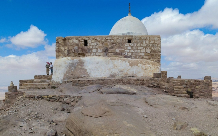 أشبه الناس بهارون في القرآن الكريم