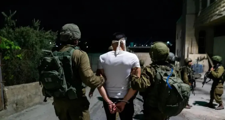 العدو الإسرائيلي يعتقل 28 فلسطينيا بينهم أفراد عائلات شهداء في الضفة الغربية