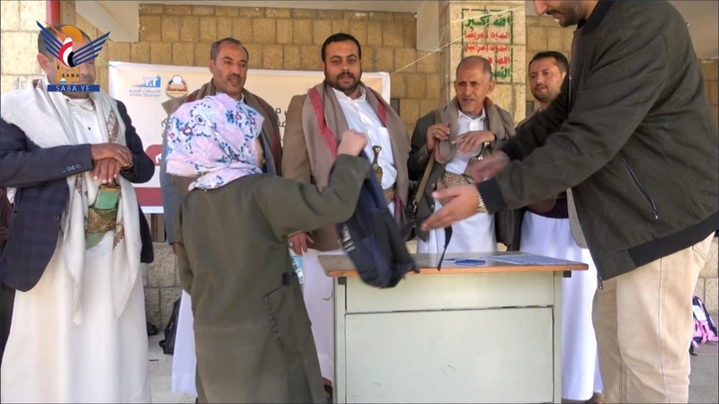 مؤسسة اليتيم التنموية تدشن توزيع الحقيبة المدرسية بمدينة عمران