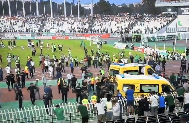 إصابة عدد من المشجعين يلغي احتفالات مولودية الجزائر بلقب الدوري