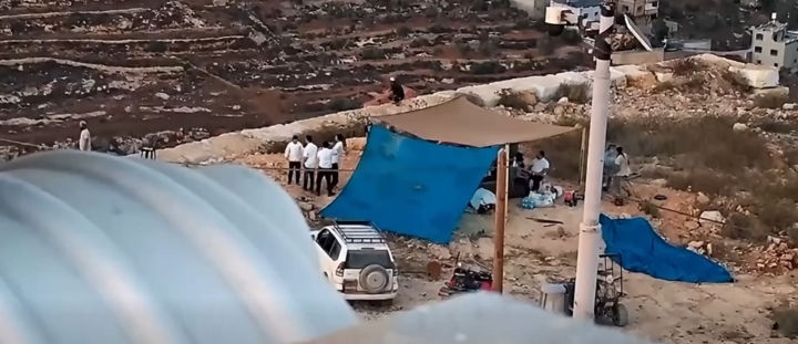 مستوطنون إرهابيون يحرقون أراضي زراعية في قرية جلجليا ويواصلون حصار منزل في بلدة قصرة