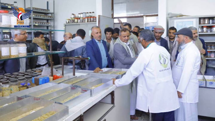 وزير الزراعة يطّلع على أنشطة هيئة البحوث والإرشاد الزراعي بذمار