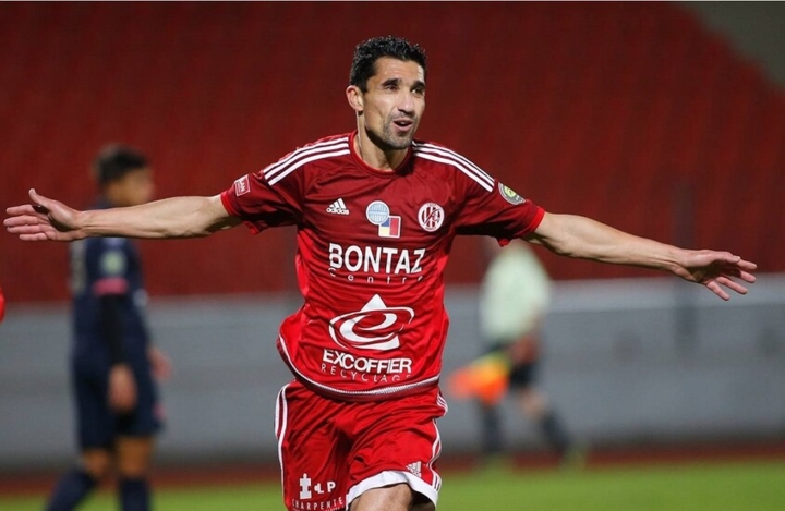 اللاعب الجزائري نسيم أكرور يعلن اعتزاله كرة القدم عن عمر الـ51 عاما