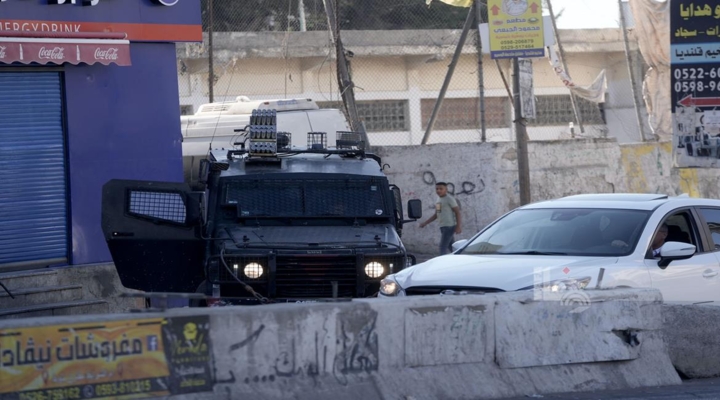 نادي الأسير الفلسطيني: العدو الإسرائيلي يعتقل ويحقق ميدانياً مع أكثر من (60) مواطناً من مخيم قلنديا