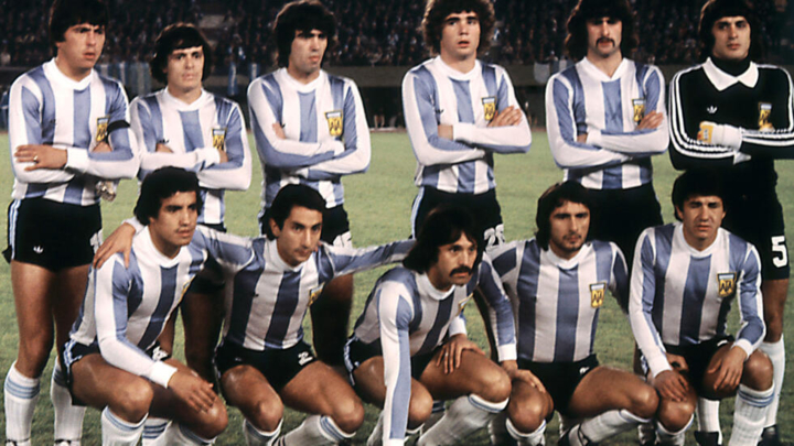 بطل العالم الأرجنتيني لويس غالفان عن 77 عاما