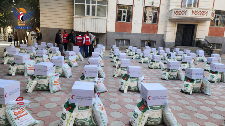 توزيع 1500 سلة غذائية للأيتام والنازحين ومراكز الرعاية الاجتماعية بأمانة العاصمة