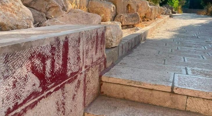 في تطور خطير.. مستوطنون صهاينة يرسمون شعار المُخلّص على حجارة المسجد الأقصى المبارك 