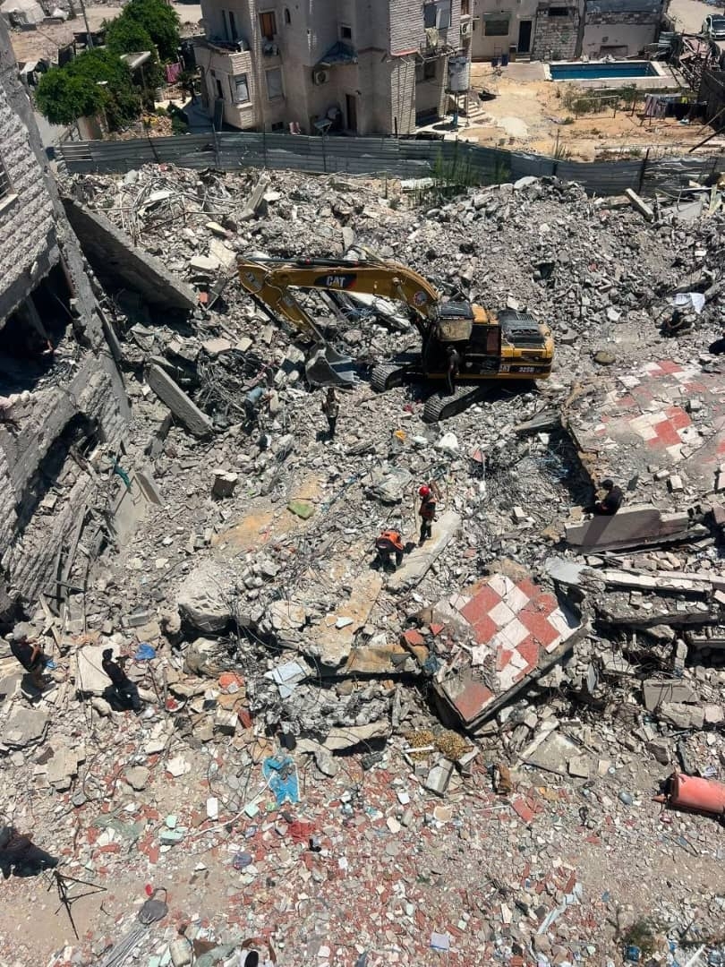 الدفاع المدني بغزة ينتشل جثامين 112 شهيداً من تحت أنقاض منازل لعائلة الحساينة