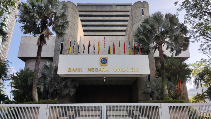 البنك المركزي الماليزي يخفض سعر الفائدة لأول مرة منذ خمس سنوات