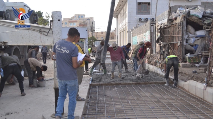 تفقد أعمال الصبة الخرسانية بمشروع تأهيل شارع غزة بصنعاء الجديدة