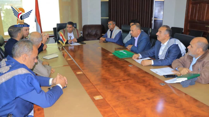 مناقشة تعزيز الشراكة بين وزارة الكهرباء والمياه وجمعية العون المباشر الكويتية