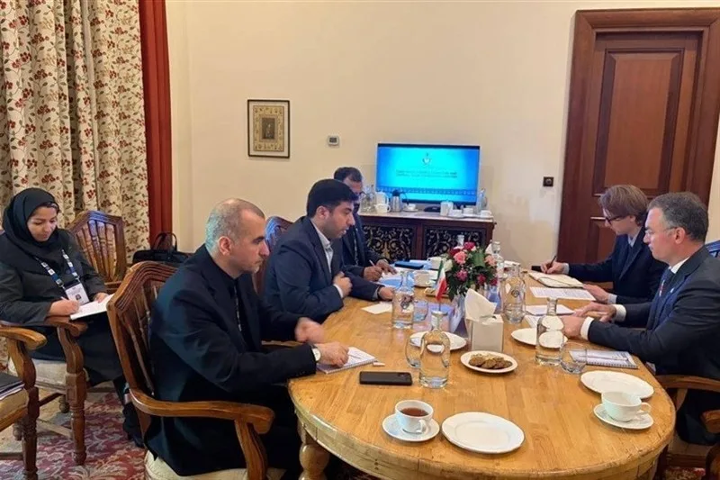 إيران وروسيا تبحثان توسيع الاستثمارات وآليات الدفع المالي