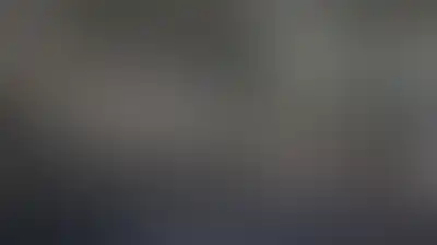 العدو الإسرائيلي يهدم منشآت تجارية ويعزز من انتشاره في مدينة الخليل ويغلق محال في مخيم الفوار