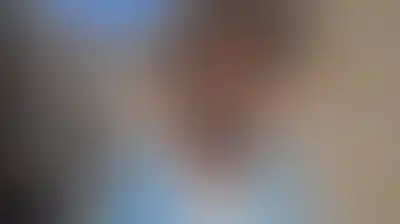 "لميس" من بيت لاهيا تبحث عن والدها المفقود بين صور الأسرى أمام الصليب الأحمر