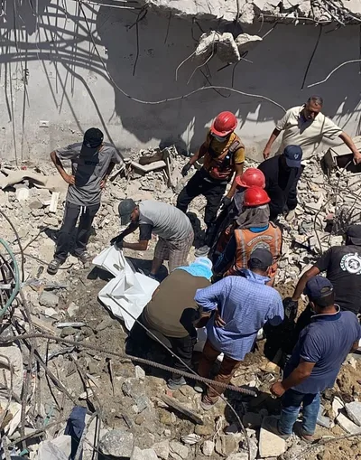 الدفاع المدني: انتشلنا جثامين 233 شهيداً بينهم 73 طفلا و106 نساء من تحت أنقاض 20 منزلا بمدينة غزة