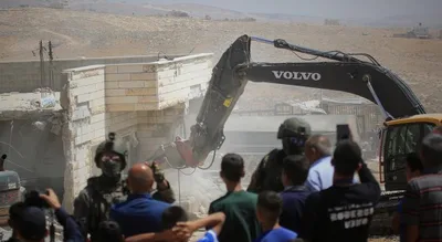 العدو الإسرائيلي يهدم إسطبلًا بالرام ويشرع بهدم منزل في سلوان