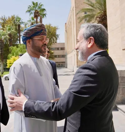 وزير خارجية عُمان: آمل أن نعلن قريباً عن ممر مؤقت لمضيق هرمز 