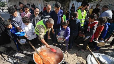 في خيام غزة.. الجوع يسبق الشتاء والنازحون ينتظرون وجبة قد لا تأتي
